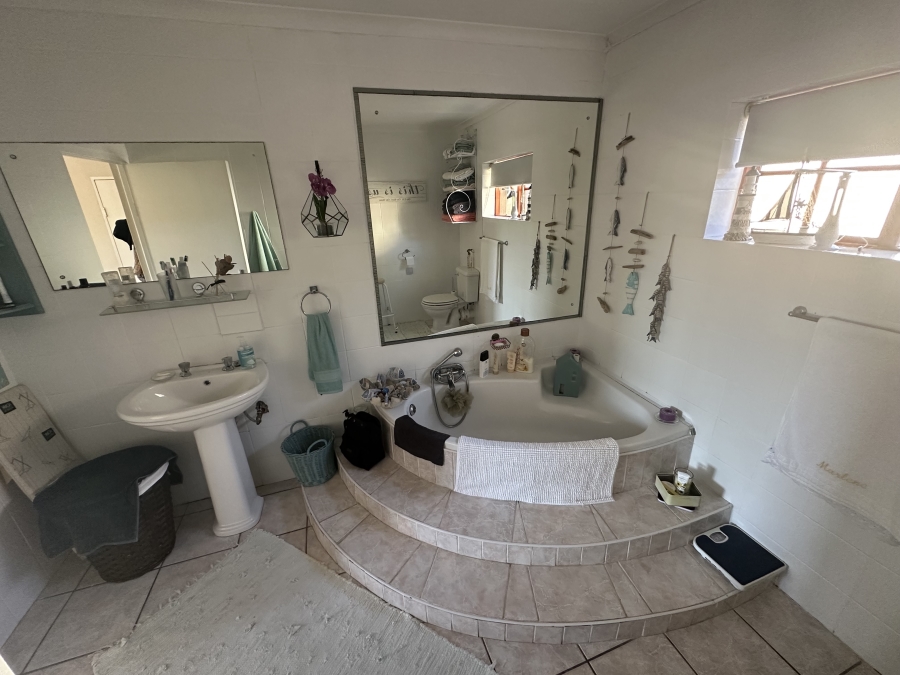 4 Bedroom Property for Sale in Fraaiuitsig Western Cape